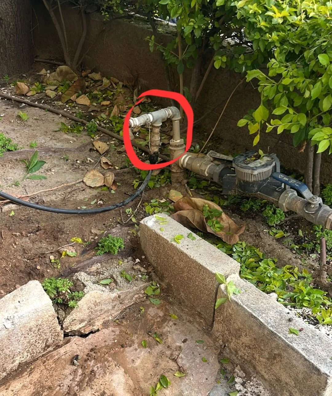 תיקון קו מים ראשי בחצר
